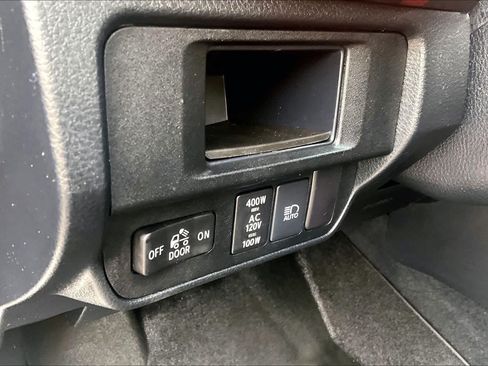 Certified 2018 Toyota Tacoma TRD Sport AWD/4WD image 33