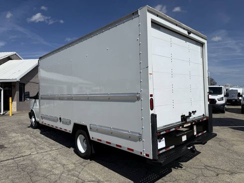 Used 2021 GMC Savana 3500 Extended w/ Power Convenience Package RWD image 4