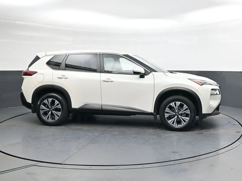 Used 2023 Nissan Rogue SV image 3