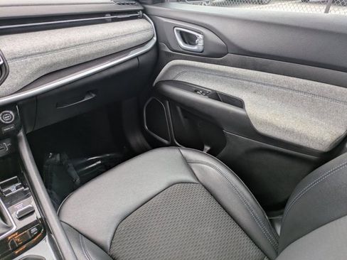 Used 2024 Jeep Compass Latitude image 15