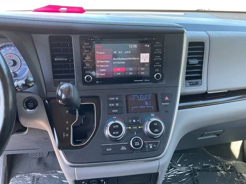 Used 2020 Toyota Sienna XLE Premium w/ Carpet Mat Package FWD image 22