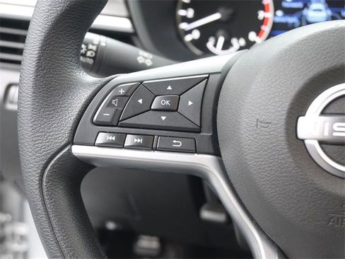 Used 2024 Nissan Altima 2.5 SV image 2