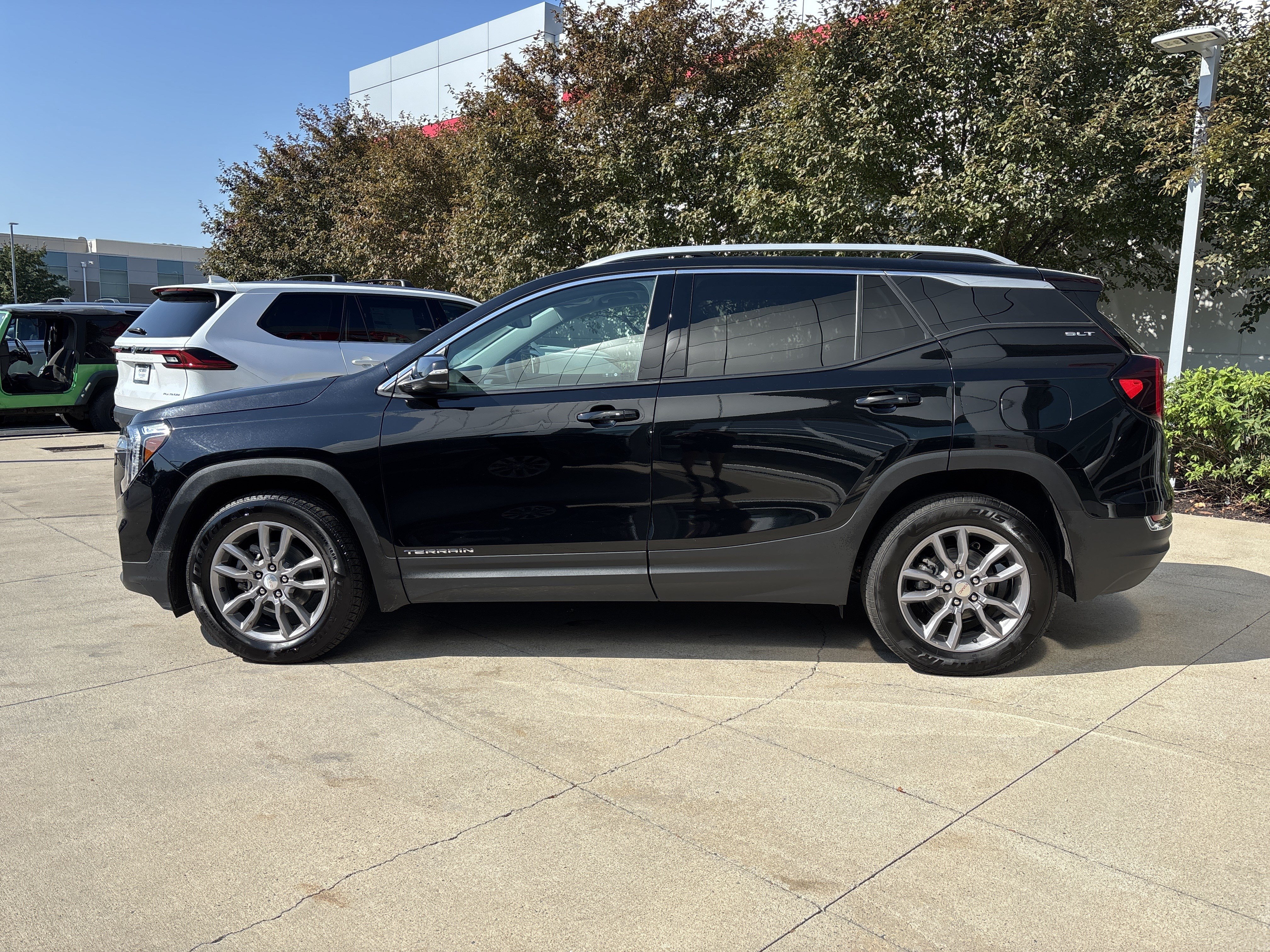 Used 2024 GMC Terrain SLT AWD/4WD image 9