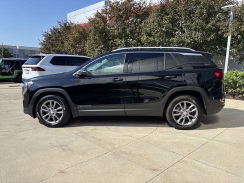 Used 2024 GMC Terrain SLT AWD/4WD image 9