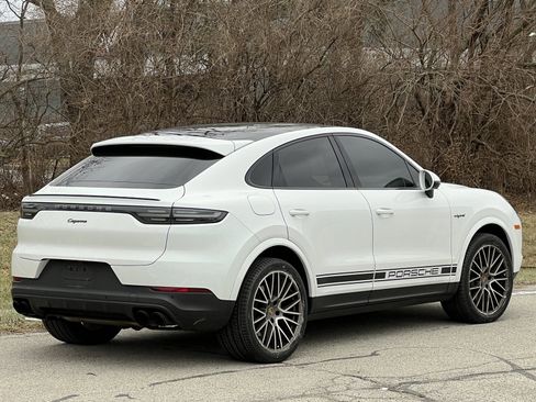 Certified 2022 Porsche Cayenne Platinum Edition image 6