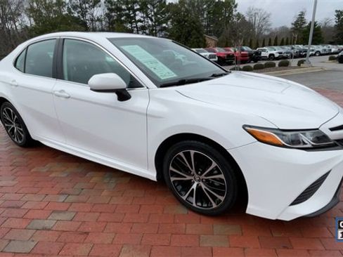 Used 2019 Toyota Camry SE image 3