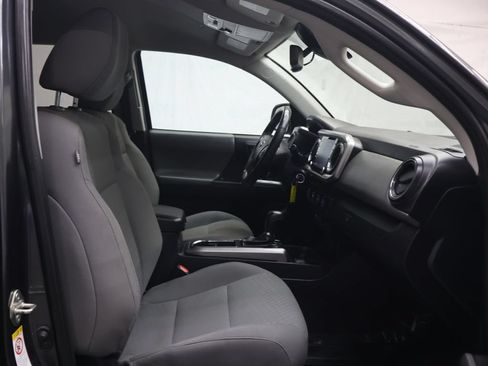 Used 2020 Toyota Tacoma SR5 AWD/4WD image 9