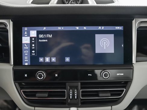 Certified 2023 Porsche Macan image 23