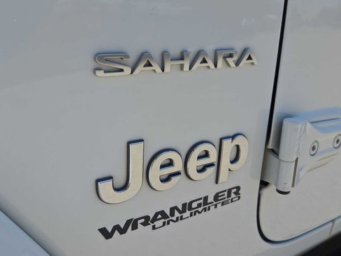 Used 2018 Jeep Wrangler Unlimited Sahara AWD/4WD image 12