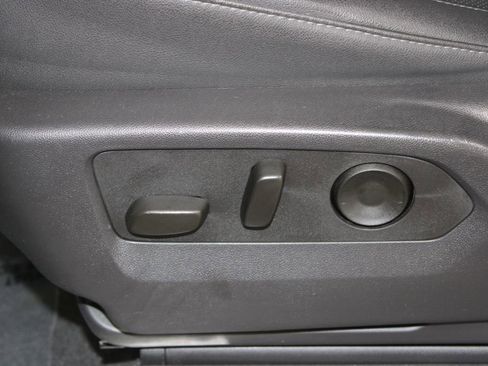 Used 2025 GMC Sierra 1500 SLT AWD/4WD image 19