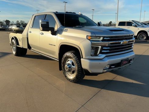 Used 2023 Chevrolet Silverado 3500 High Country w/ Safety Package II image 3