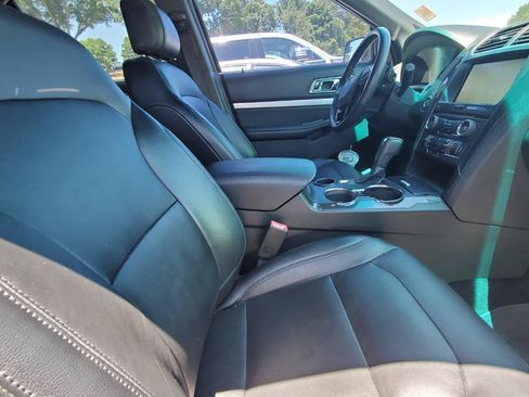 Used 2016 Ford Explorer XLT w/ Equipment Group 202A FWD image 3