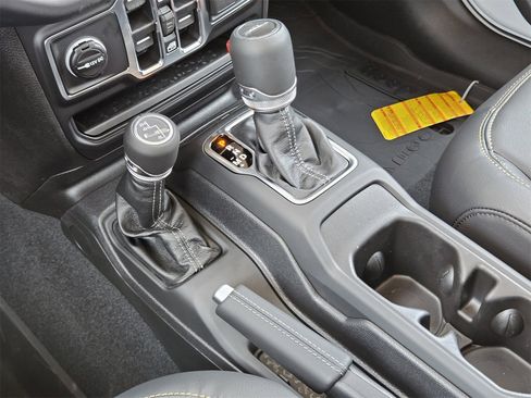 New 2025 Jeep Gladiator Sport image 21