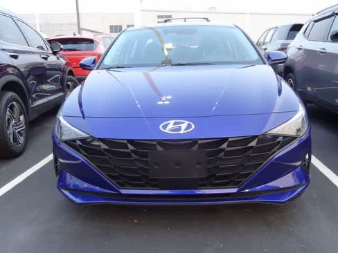 Used 2023 Hyundai Elantra SEL w/ Convenience Package FWD image 2