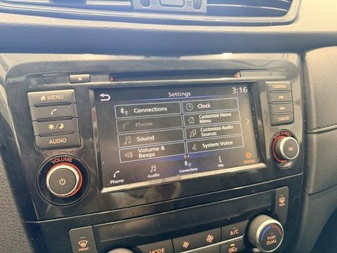 Used 2020 Nissan Rogue SV image 34