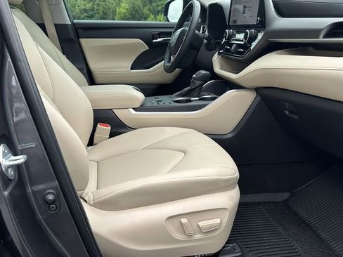 Used 2024 Toyota Highlander XLE FWD image 15