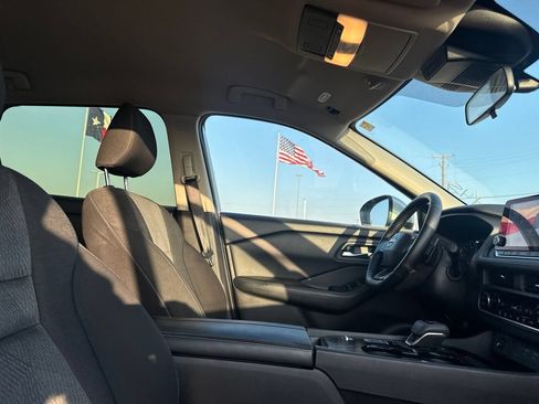 Certified 2025 Nissan Rogue SV FWD image 25