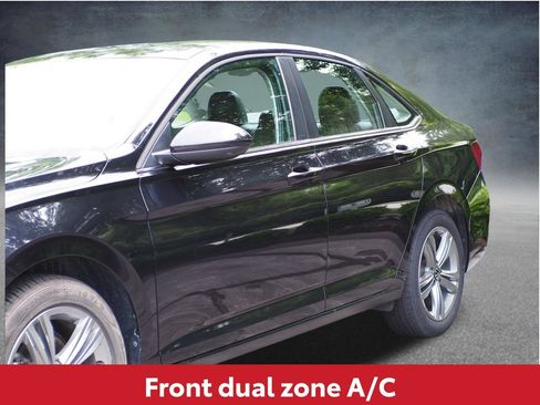 Used 2024 Volkswagen Jetta SE FWD image 4