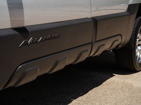 Used 2004 Chevrolet Avalanche 2WD image 23