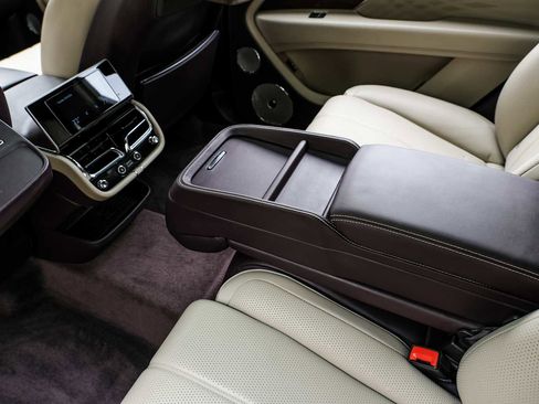 Used 2023 Bentley Bentayga Extended Wheelbase AWD/4WD image 53