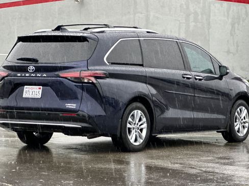 Used 2022 Toyota Sienna Limited image 2