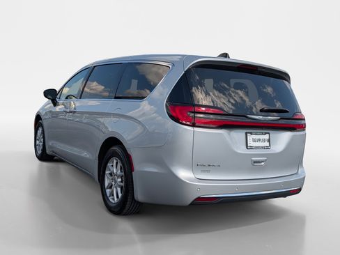 Used 2024 Chrysler Pacifica Touring-L FWD image 4