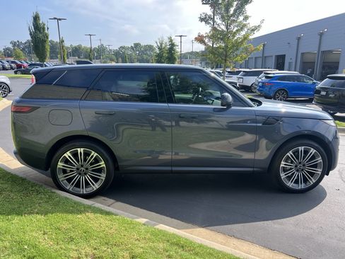 Used 2025 Land Rover Range Rover Sport SE AWD/4WD image 8