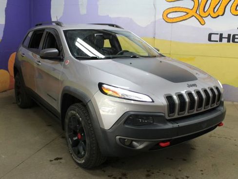 Used 2018 Jeep Cherokee Trailhawk w/ Comfort & Convenience Group AWD/4WD image 4