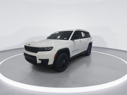 Used 2025 Jeep Grand Cherokee L Altitude image 4