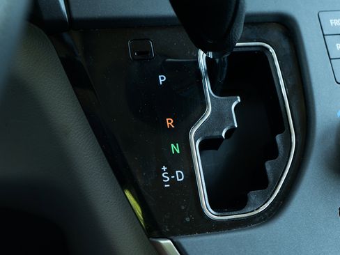 Used 2020 Toyota Sienna L image 35