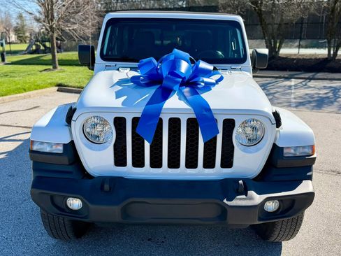 Used 2022 Jeep Gladiator Sport AWD/4WD image 2