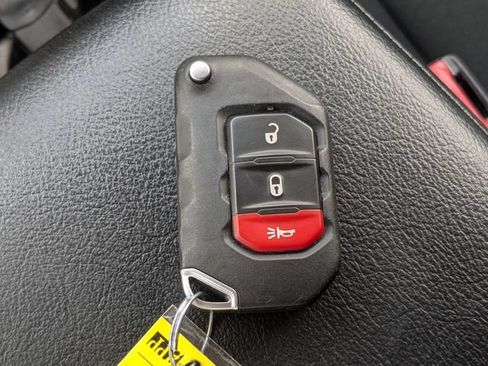 Used 2021 Jeep Wrangler Unlimited Rubicon AWD/4WD image 32