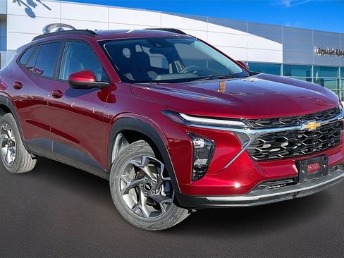 Used 2025 Chevrolet Trax LT image 11