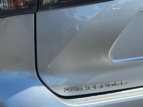 Used 2022 Toyota Highlander L FWD image 26
