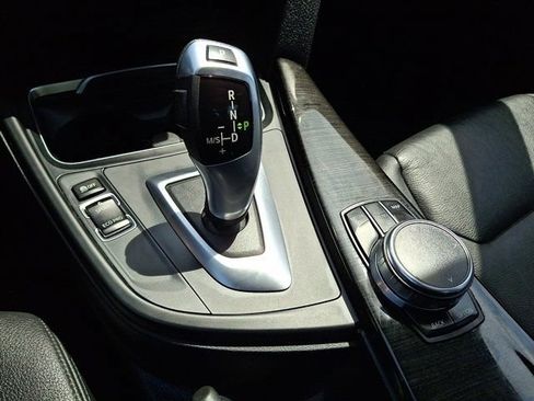 Used 2018 BMW 320i xDrive Sedan w/ Premium Package AWD/4WD image 19