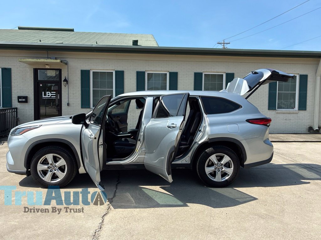 Used 2021 Toyota Highlander LE FWD image 14