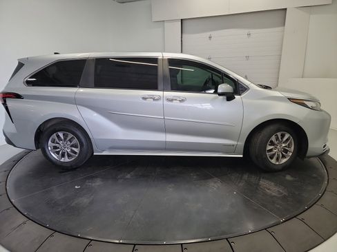 Used 2021 Toyota Sienna XLE FWD image 11