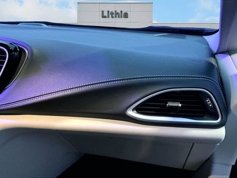 Used 2024 Chrysler Pacifica Select image 24