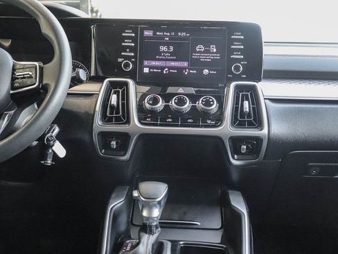 Used 2022 Kia Sorento LX AWD/4WD image 16