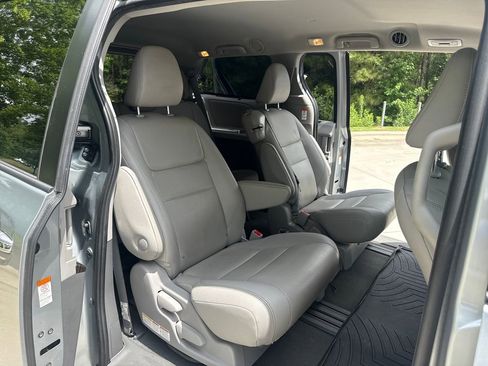 Used 2020 Toyota Sienna XLE FWD image 33