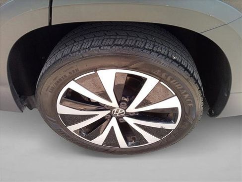Used 2024 Volkswagen Taos SE FWD image 12