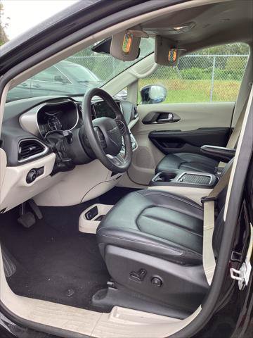 Used 2024 Chrysler Pacifica Touring-L FWD image 13