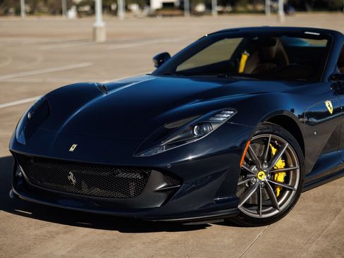 Used 2021 Ferrari 812 GTS image 17