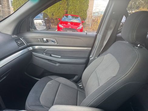 Used 2018 Ford Explorer XLT image 29