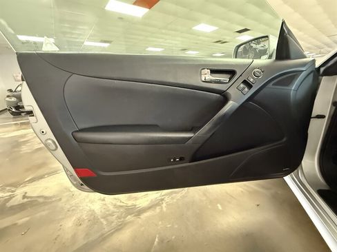 Used 2011 Hyundai Genesis 3.8 image 6
