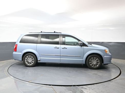 Used 2013 Chrysler Town & Country Touring-L w/ Driver Convenience Group FWD image 2