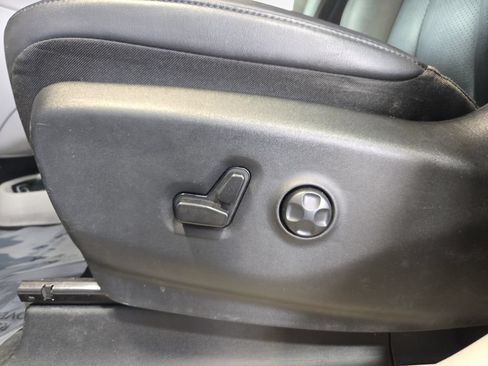 Used 2024 Chrysler Pacifica Touring-L FWD image 31