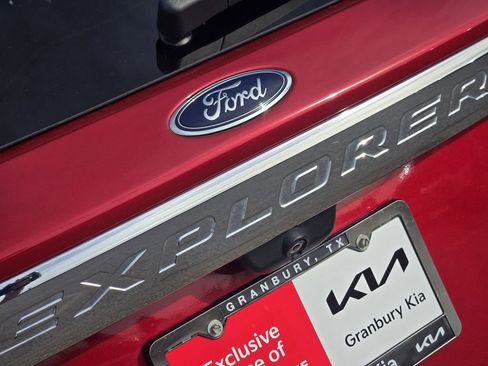 Used 2021 Ford Explorer XLT image 7