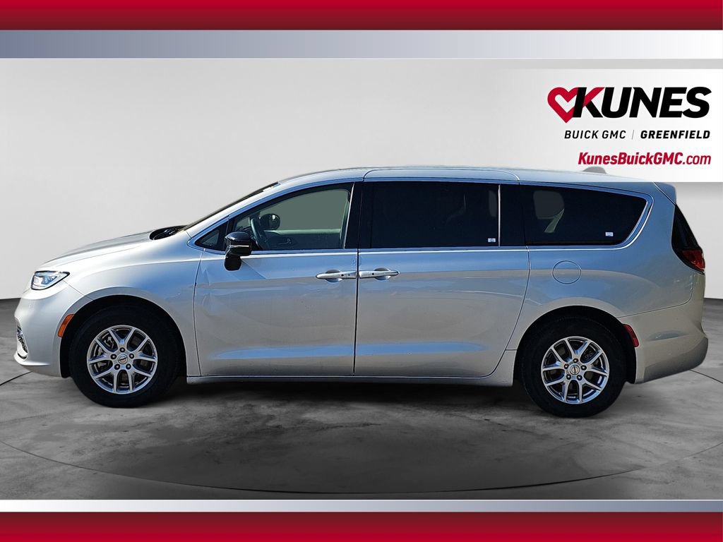 Used 2024 Chrysler Pacifica Touring-L FWD image 6