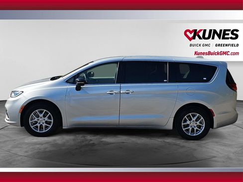 Used 2024 Chrysler Pacifica Touring-L FWD image 6